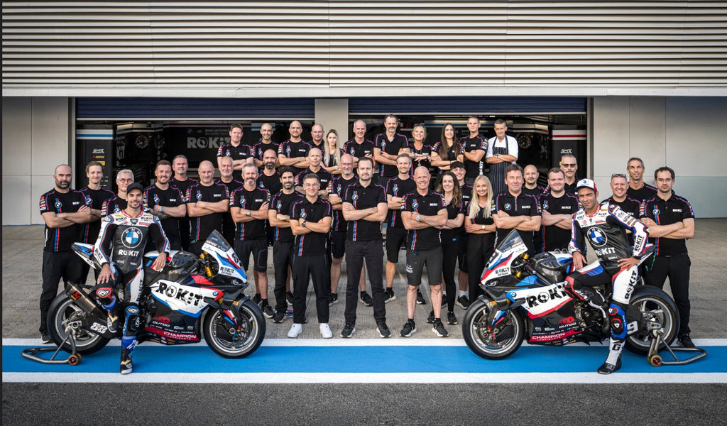 WSBKヘレス戦レビューのアイキャッチ（ROKiT BMW Motorrad WorldSBKチームの集合写真）