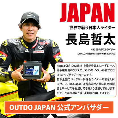 バイク用ナトリウムイオンバッテリーを持つ長嶋哲太選手の画像。OUTDO JAPAN の公式アンバサダー。
